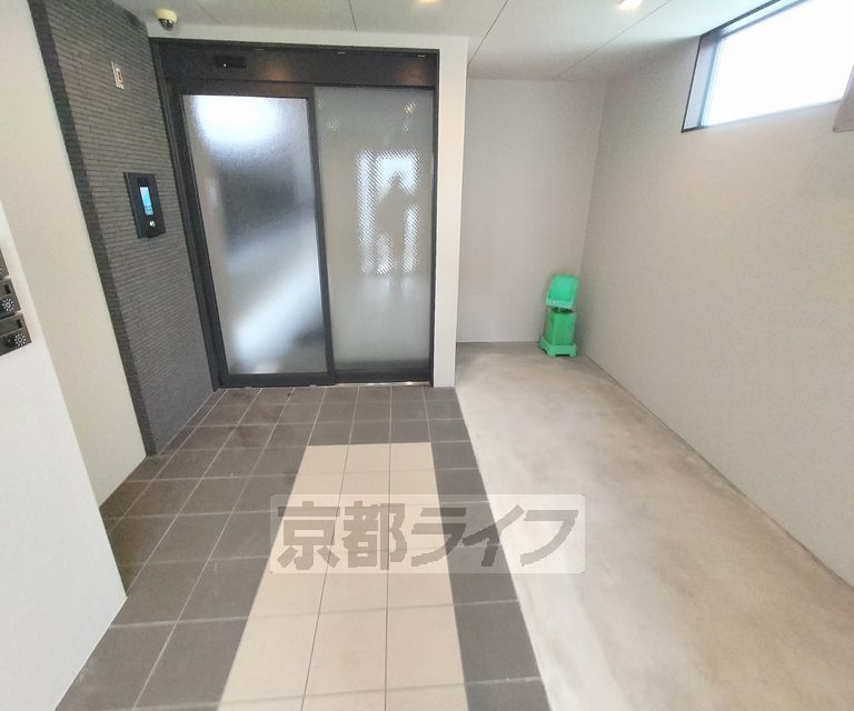 グラン京都西陣のエントランス