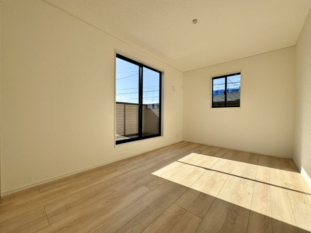 中央区萩丘第2の洋室|２階5.2帖洋室。南側で採光バッチリです。