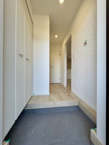 中央区萩丘第2の玄関|玄関にはシューズクローゼットがありたくさん靴を収納する事が出来ます。