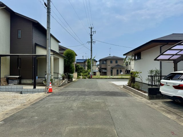 中央区萩丘第2の前面道路含む現地写真|前面道路は交通量が少ない為、安心して駐車が出来ます♪