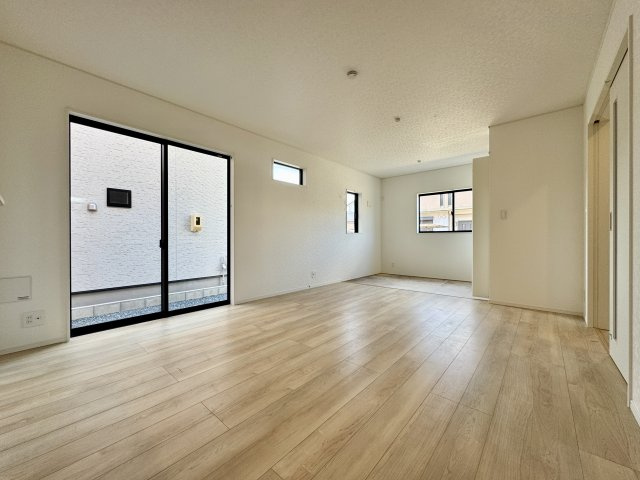 中央区萩丘第2の居間・リビング|15帖のLDKは落ち着いた雰囲気。家族みんなでのびのびと過ごすのにピッタリです！