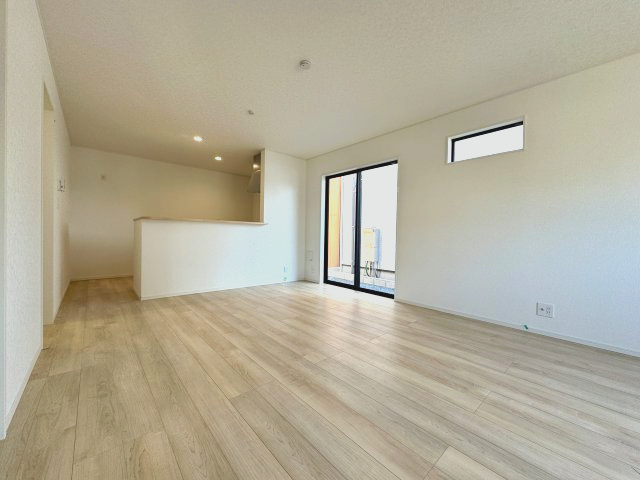 中央区萩丘第2の居間・リビング|明るい色味のフローリングが室内を明るい雰囲気にしてくれます。


