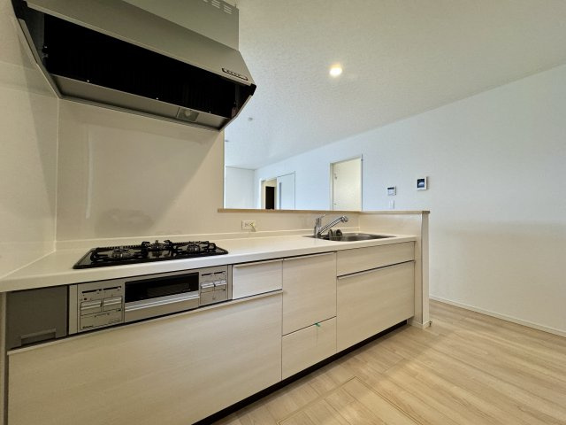 中央区萩丘第2のキッチン|キッチンからはリビング全体が良く見渡せる間取りになっています！