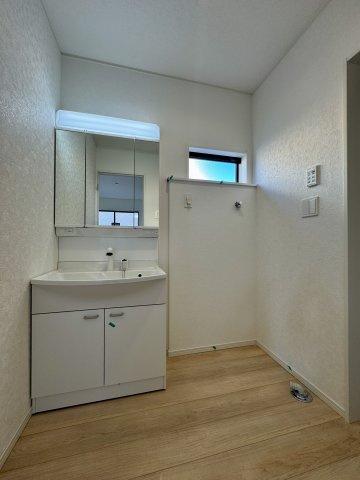 中央区萩丘第2の独立洗面台|3面鏡の洗面台は、メイク道具等の細々した物もスッキリと収納していただけます。