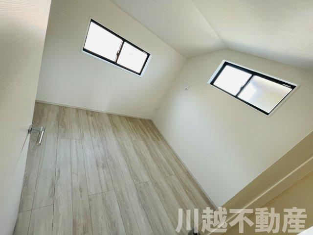 LDK広々17.9帖、主寝室も広々8.7帖の洋室|店舗前駐車場はのぼりが目印です