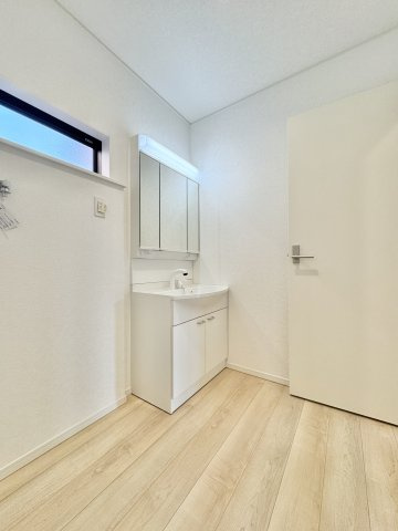 中央区萩丘第2の洗面所|3面鏡の洗面台は、メイク道具等の細々した物もスッキリと収納していただけます。　