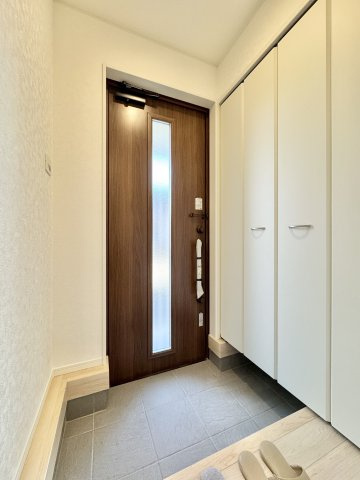 中央区萩丘第2の玄関|広々とした清潔感がある玄関。靴を一つにまとめられる大きな収納があります。　