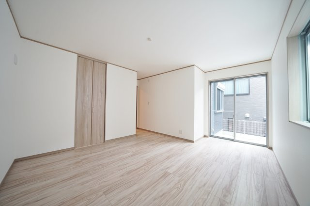 【横浜市保土ケ谷区桜ケ丘1丁目40-6新築戸建て】★仲介手数料無料★（桜台小学校・岩崎中学校）の洋室