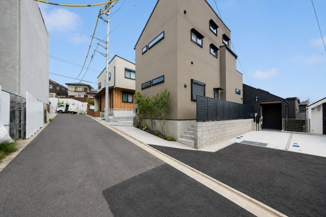 【横浜市保土ケ谷区桜ケ丘1丁目40-6新築戸建て】★仲介手数料無料★（桜台小学校・岩崎中学校）の前面道路含む現地写真