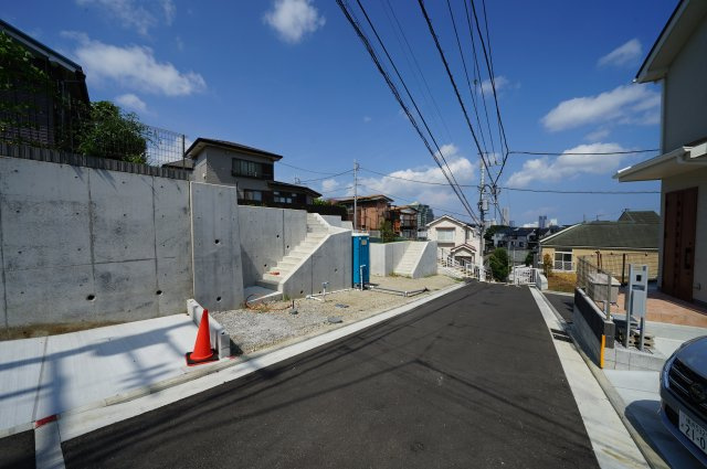 【横浜市保土ケ谷区桜ケ丘1丁目40-6新築戸建て】★仲介手数料無料★（桜台小学校・岩崎中学校）の前面道路含む現地写真