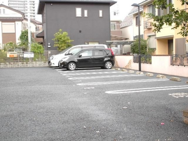 イーストエンジェル青山　B棟の駐車場