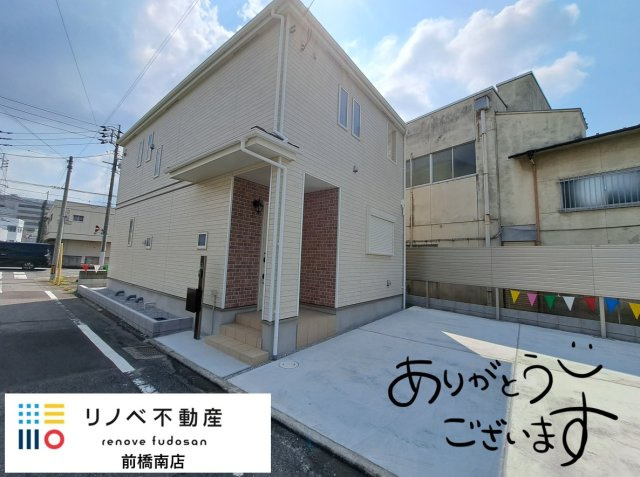 前橋市表町一丁目 新築住宅の外観|☆リノベ不動産前橋南店☆ご覧いただきありがとうございます。駐車スペースも並列2台、前面道路も交通量が少ないのでゆっくり駐車できます。
