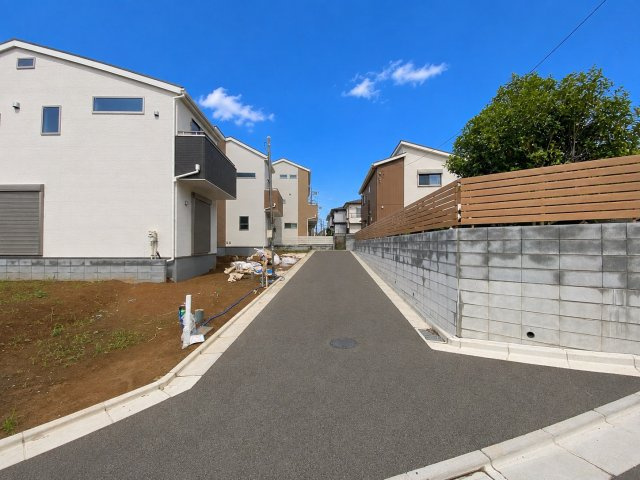 板橋区赤塚7丁目 全3棟 1号棟の前面道路含む現地写真|南北の道路に面し陽当り・風通し良好♪
本分譲地のみが利用可能な開発道路
穏やかで住み心地の良いエリア
光が丘公園や赤塚植物園なども近くにあり
休日には気軽にお楽しみいただけるスポットが沢山あります