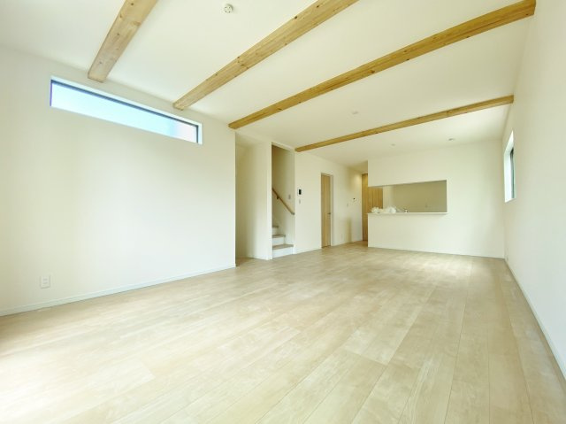 板橋区赤塚7丁目 全3棟 1号棟の居間・リビング|家の中心でもあるLDKは19.8帖の開放感
三面開口の明るく快適な家族団らんスペースです
リビング+水回りを配した生活しやすい間取りです(1号棟)