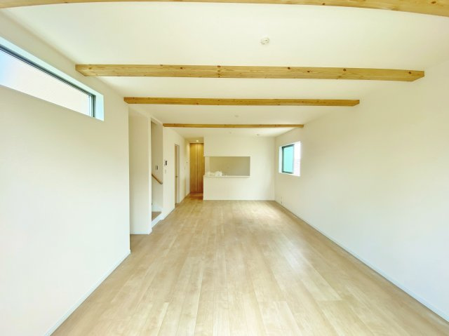 板橋区赤塚7丁目 全3棟 1号棟の居間・リビング|19.8帖のプレミアムな空間のLDK
明るく快適な空間です
南側に設けた大きな掃き出し窓から暖かな陽射しが差し込みます
リビングから固定階段のロフトに動線がつながります(1号棟)