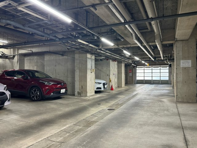 エステ・スクエア成瀬壱番館の駐車場|地下駐車場