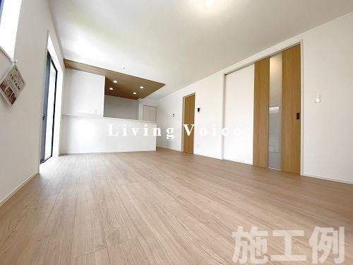 【居間・リビング】 | 【仲介手数料０円】平塚市南金目10期　新築一戸建て　2号棟　全2棟 | 平塚市南金目10期　新築一戸建て　全2棟