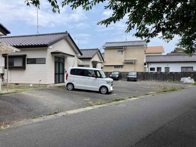 佐糠町二丁目貸家の駐車場