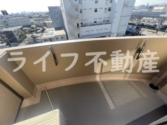 アット長田のバルコニー|外からの目が気にならないバルコニーで洗濯物が干せます