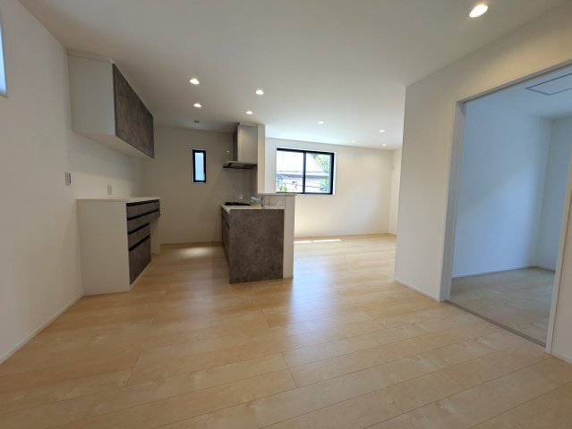 将来を含めて不動産を考える【神奈川区入江１丁目】新築戸建の居間・リビング|こちらのリビングで趣味の時間をお楽しみください