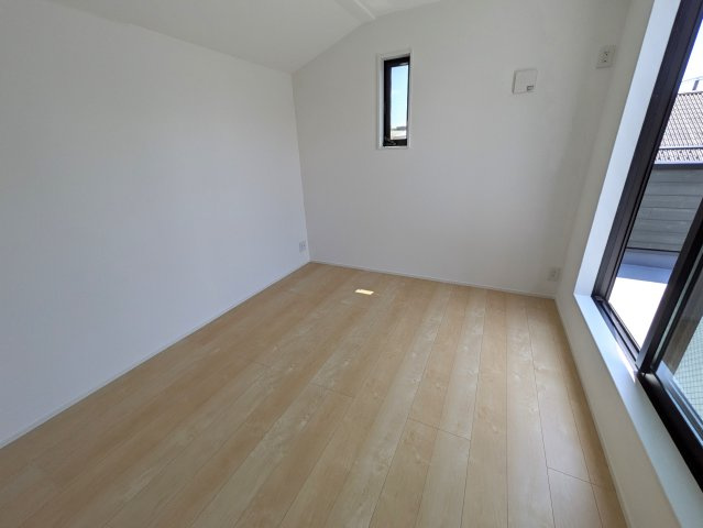 将来を含めて不動産を考える【神奈川区入江１丁目】新築戸建の洋室|きれいな洋室です