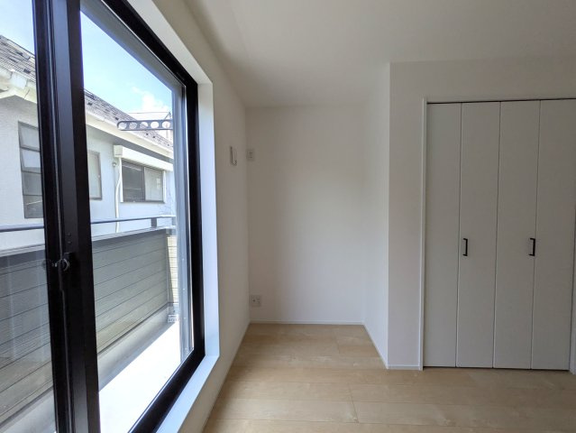 将来を含めて不動産を考える【神奈川区入江１丁目】新築戸建の洋室|落ち着いた色調の洋室です