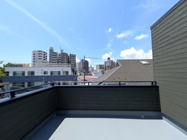 将来を含めて不動産を考える【神奈川区入江１丁目】新築戸建のバルコニー|外からの目が気にならないバルコニーで洗濯物が干せます