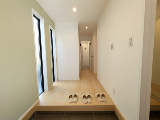 将来を含めて不動産を考える【神奈川区入江１丁目】新築戸建の玄関|落ち着いた玄関です