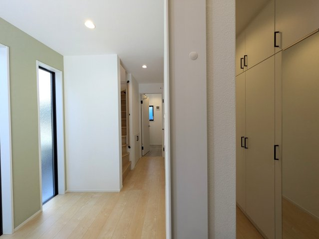 将来を含めて不動産を考える【神奈川区入江１丁目】新築戸建の玄関|明るい玄関です