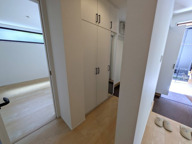 将来を含めて不動産を考える【神奈川区入江１丁目】新築戸建の玄関|明るい玄関です