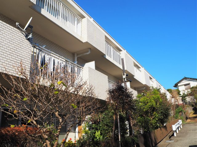 ヴァンヴェール鎌倉　1階　専用庭付きの外観|南向きで陽当たり良好です。