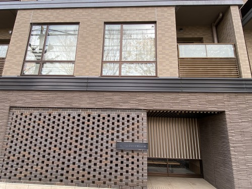 プラウド京都白川通のエントランス