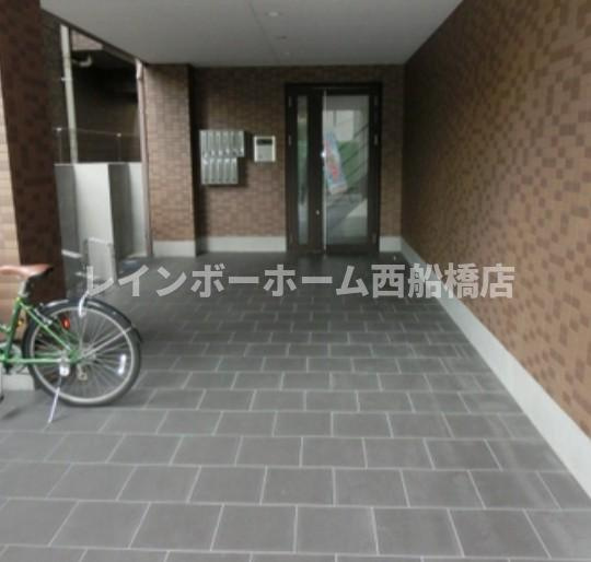 船橋市湊町２丁目の賃貸マンションのエントランス