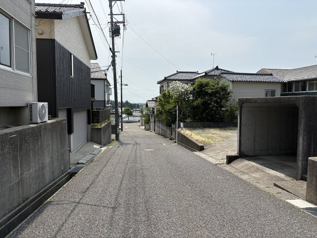 【前面道路含む現地写真】 | 大学南売地 | 北東6ｍ幅市道に面しています。