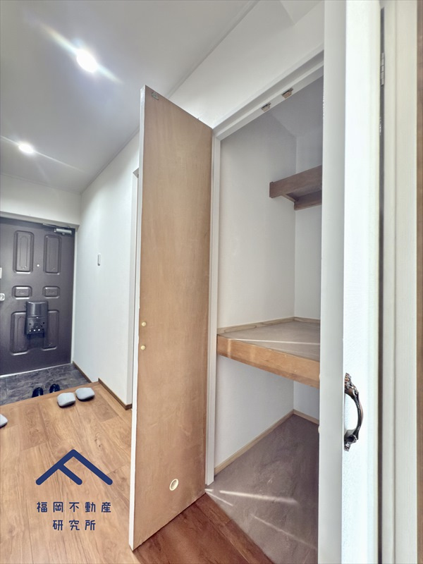 ロータリープラザ二日市の収納|廊下収納はスペースが広いので季節物やストック品を収納ができるので便利です