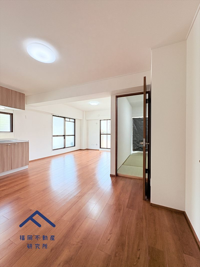 ロータリープラザ二日市の居間・リビング|リビングに入ると明るい日差しが迎えてくれます