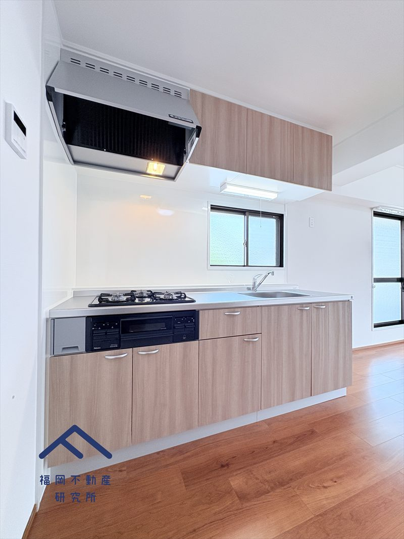 ロータリープラザ二日市のキッチン|窓付きの壁付けキッチンで換気がしやすいです