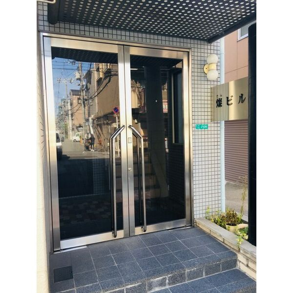 大阪市平野区瓜破１丁目の店舗事務所のエントランス