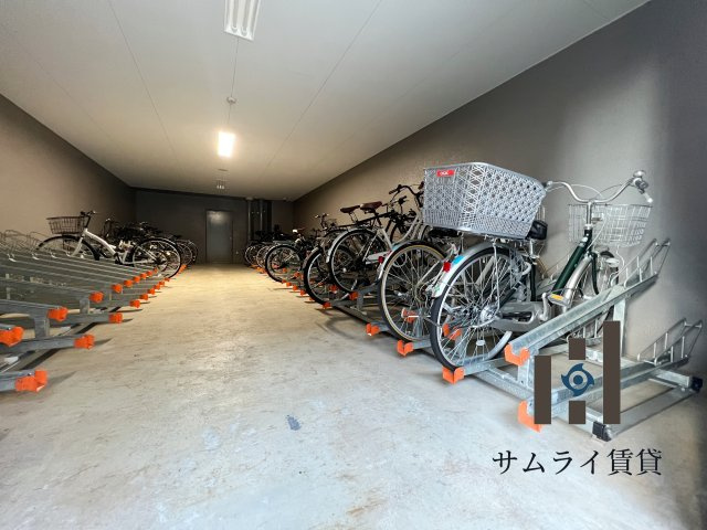 プレサンスジェネ鶴舞のエントランス