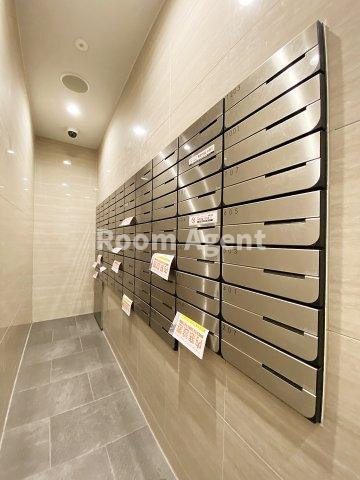 プレサンスジェネ鶴舞のエントランス