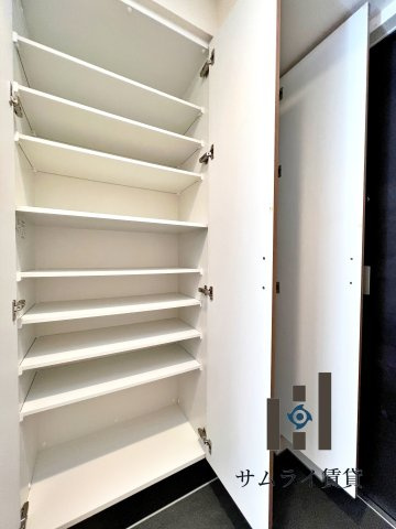 プレサンスジェネ鶴舞の玄関