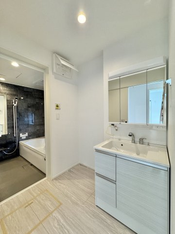 中央区萩丘２期　全1棟の洗面所|清潔感ある洗面室。窓があり明るいです。