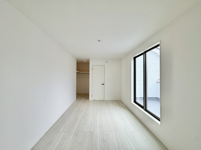 中央区萩丘２期　全1棟の洋室|主寝室8.25帖。バルコニーに繋がります。ウォークインクローゼットも広々。