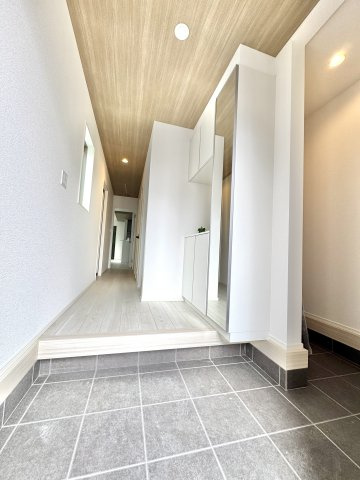 中央区萩丘２期　全1棟の玄関|大きなシューズボックスと横に土間収納付き