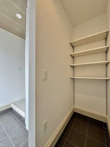 中央区萩丘２期　全1棟の収納|玄関土間収納は棚もついて便利です。