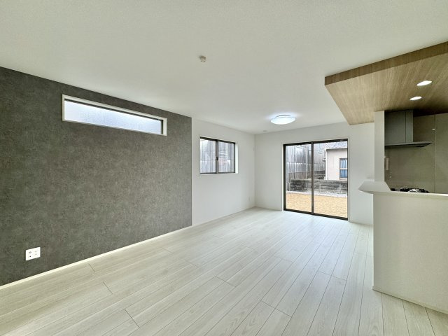 中央区萩丘２期　全1棟の居間・リビング|奥に広めの庭があり、明るいリビングです！　　　　　　　　　　