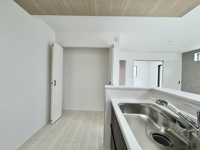 中央区萩丘２期　全1棟の収納|キッチンの奥に大きなパントリー♪