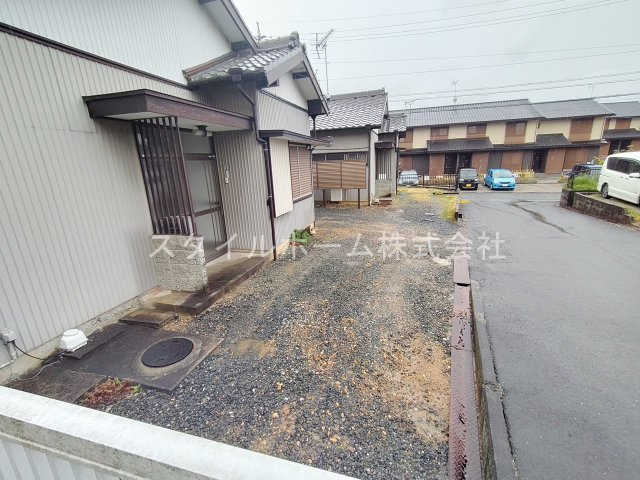 牛川町西郷貸家の駐車場