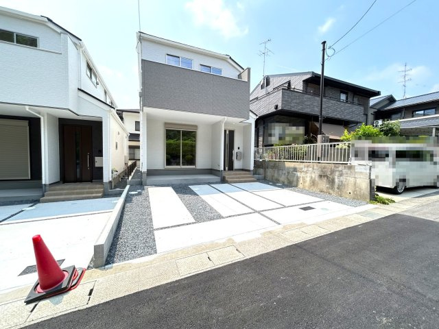 ◆リビング１７帖の広々４ＬＤＫ◆全居室２面採光◆並列駐車２台可能◆寺田宮ノ谷１期の前面道路含む現地写真|前道