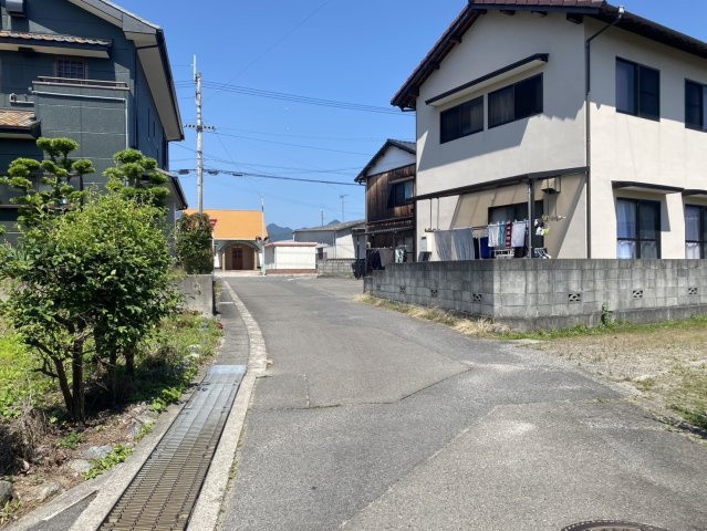 西条市国安　土地の前面道路含む現地写真